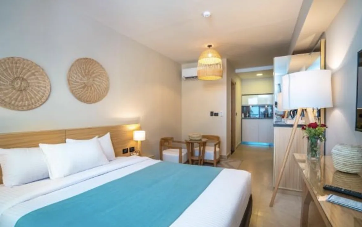 Double bed, dining table and kitchenette in the holiday studio